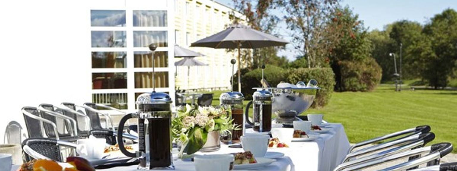 et langt bord med tallerkener med mad og drikkevarer på det