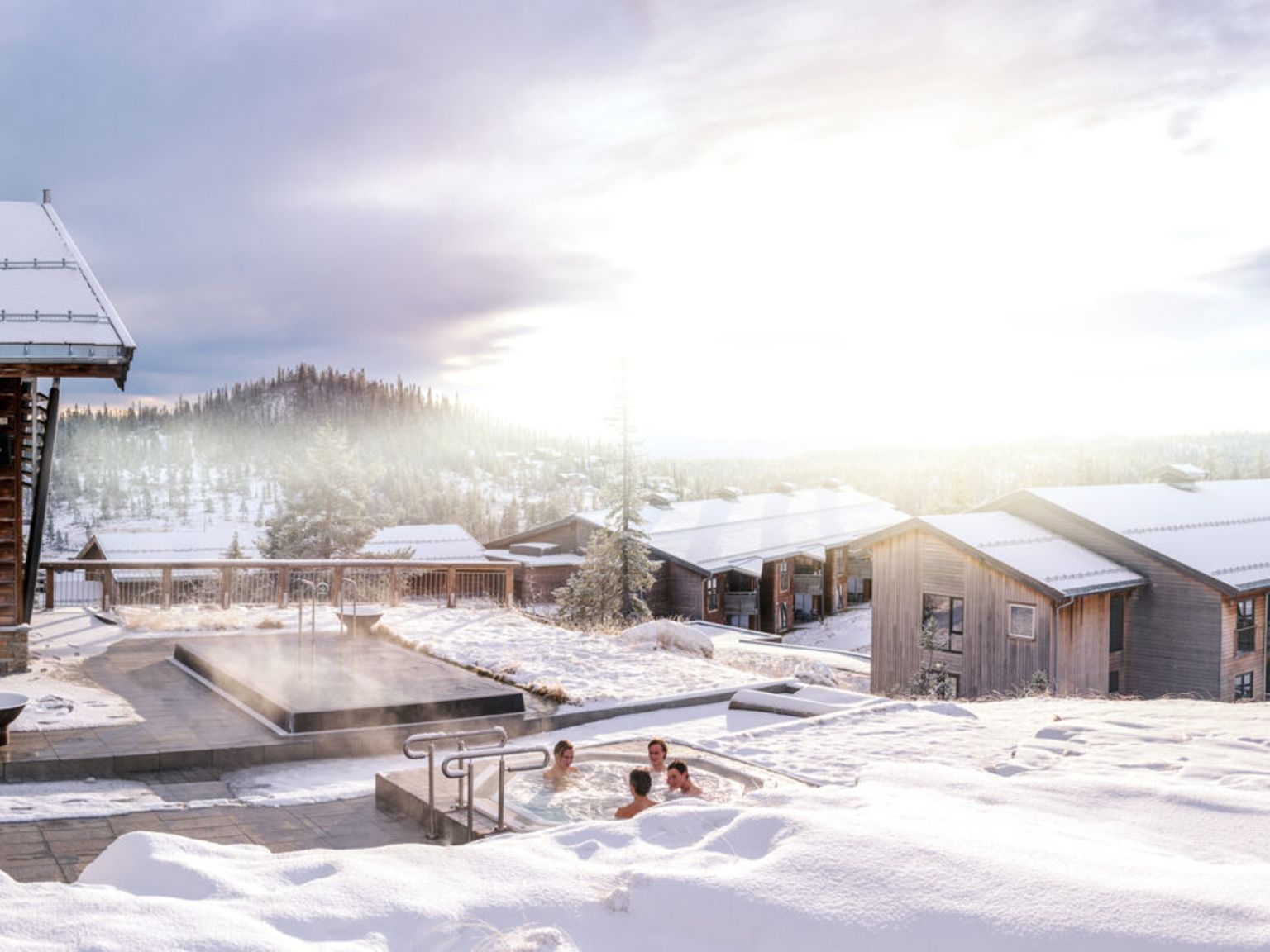 et par personer sitter i et boblebad i snøen.