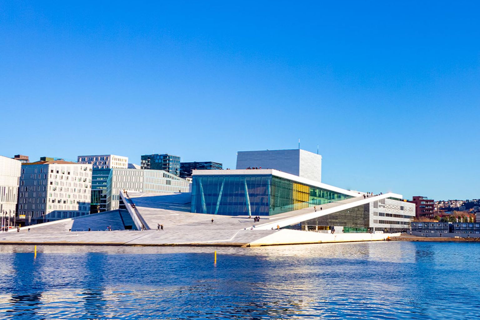 en stor bygning sidder på toppen af et vand