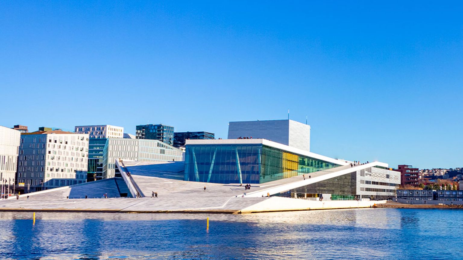 en stor bygning sidder på toppen af et vand