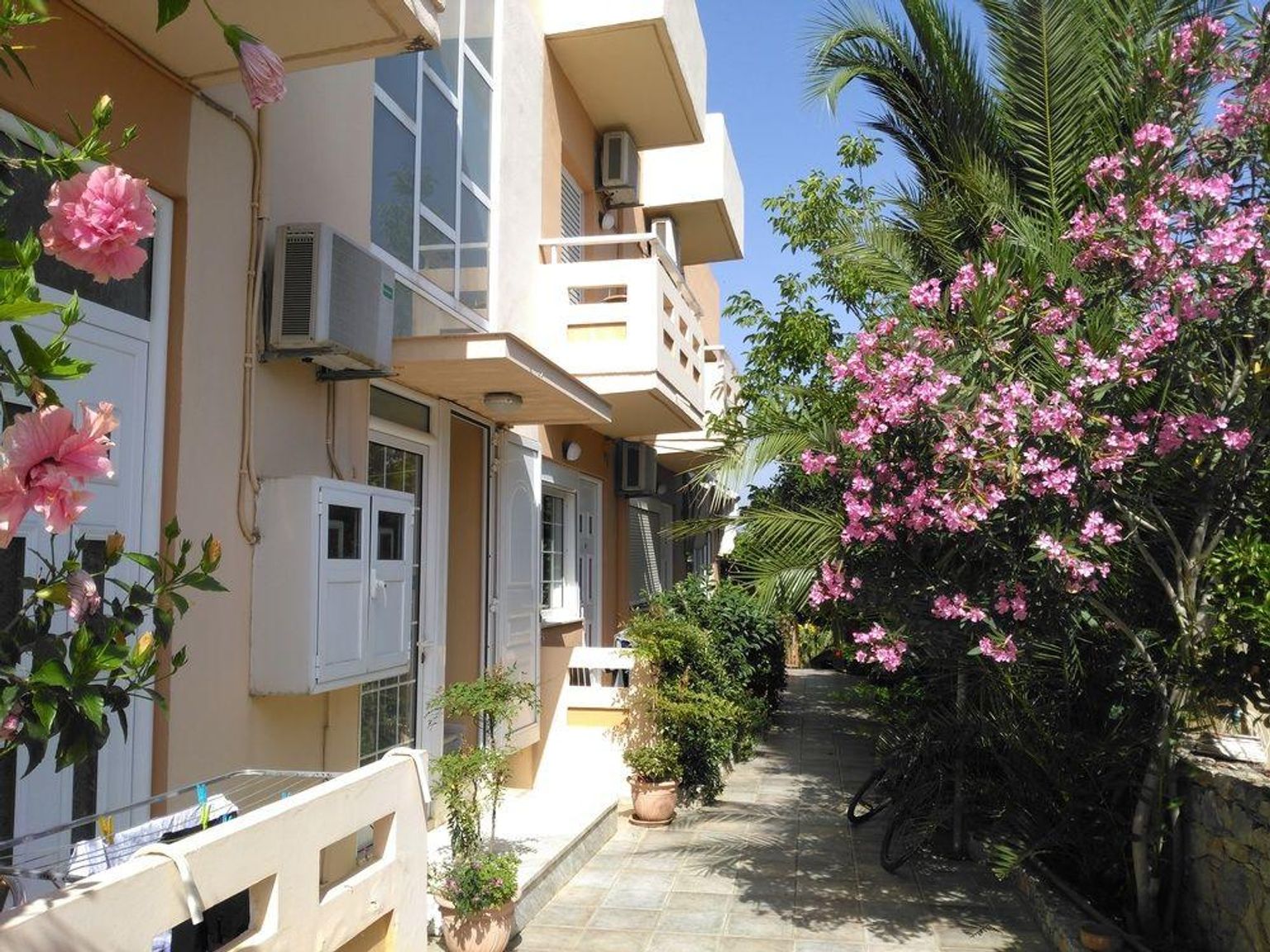 en bygning med mange vinduer og blomster foran den.