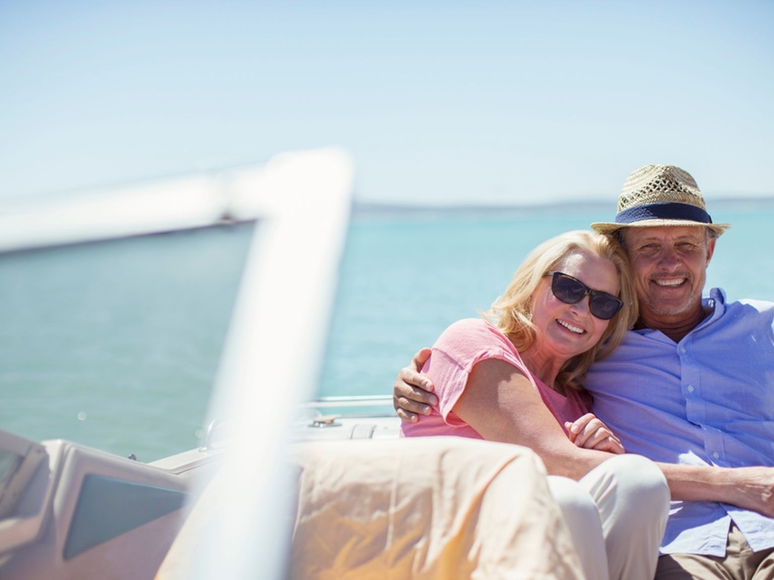 en man och en kvinna sitter på en båt i vattnet.