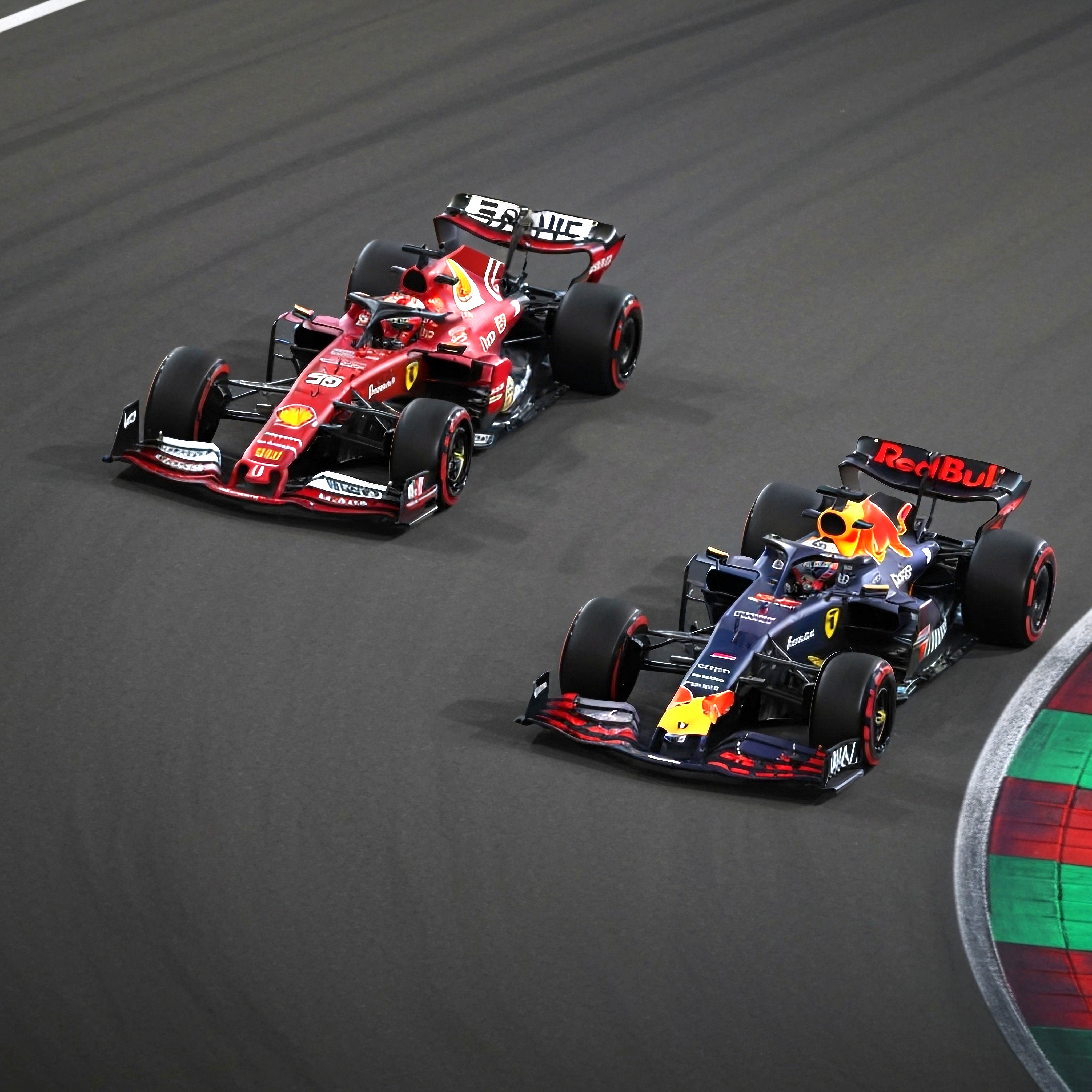 Zwei Formel-1-Autos, ein roter Ferrari und ein blauer Red Bull, fahren ein Rennen auf einer Strecke.