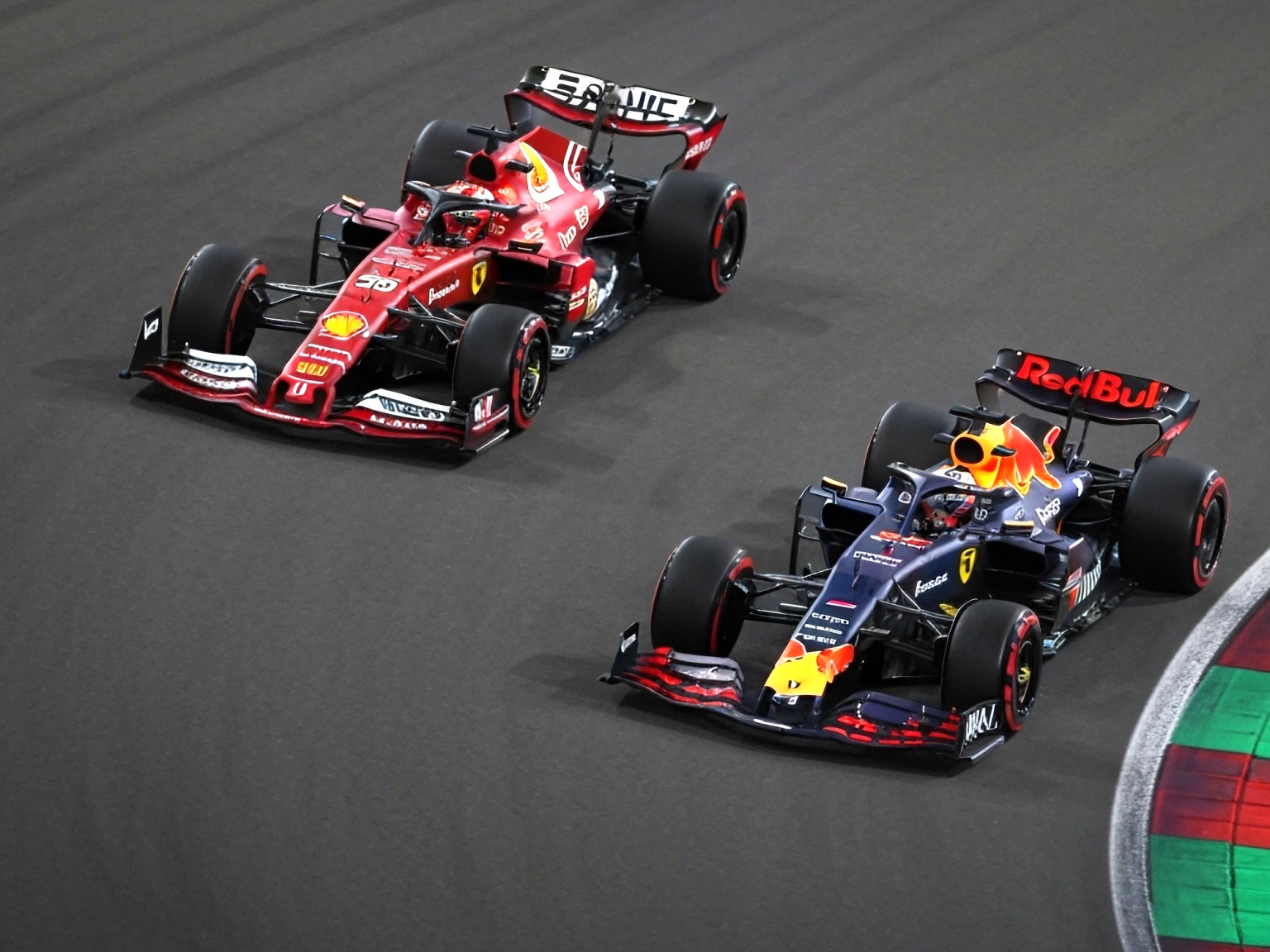 Zwei Formel-1-Autos, ein roter Ferrari und ein blauer Red Bull, fahren ein Rennen auf einer Strecke.