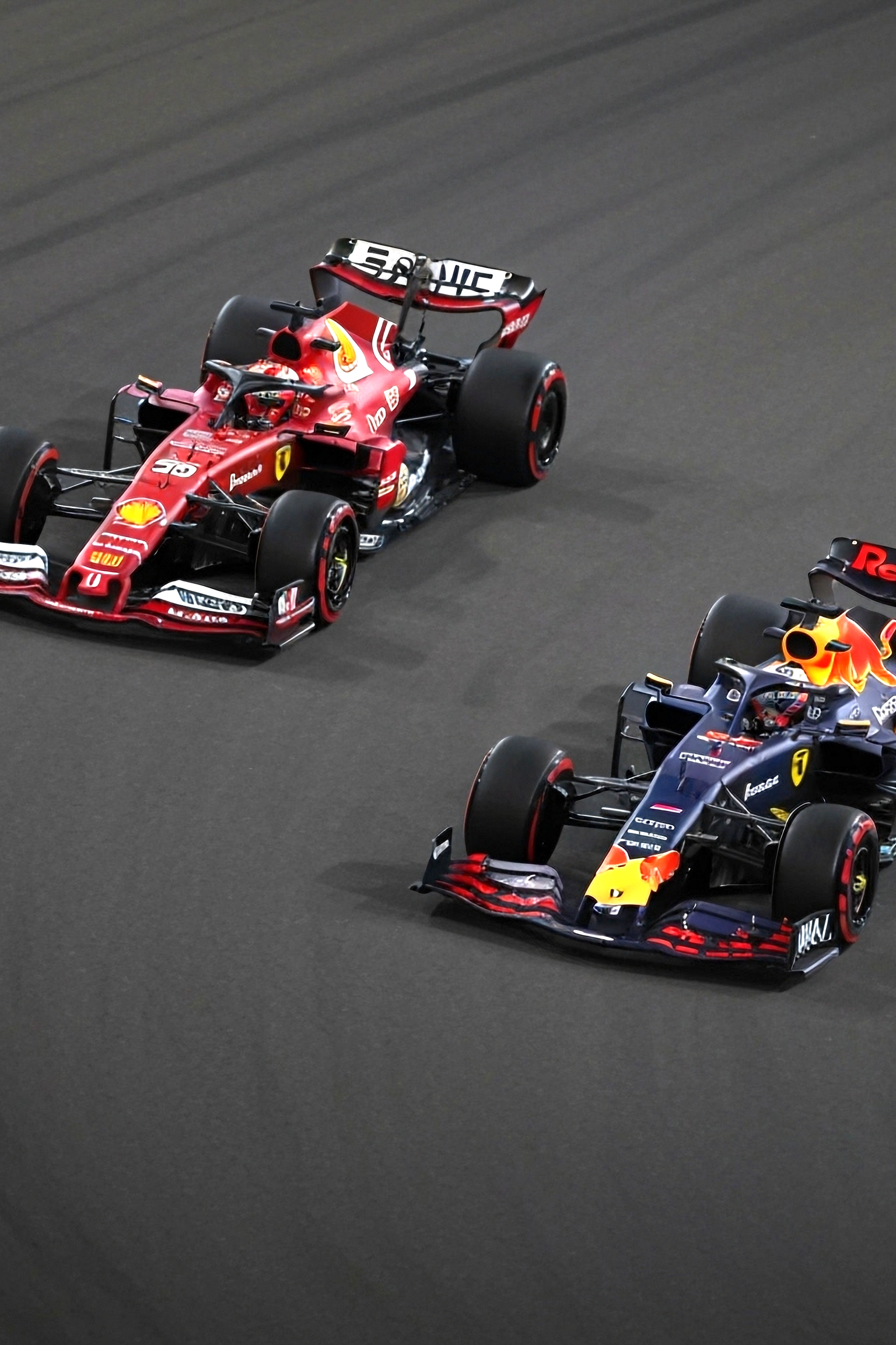 Zwei Formel-1-Autos, ein roter Ferrari und ein blauer Red Bull, fahren ein Rennen auf einer Strecke.