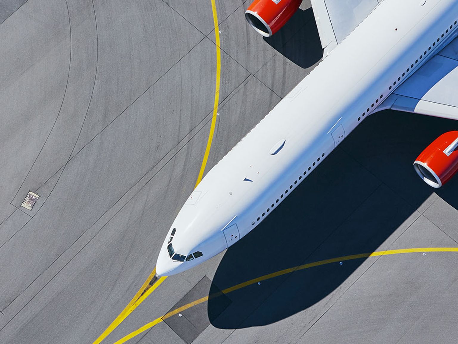 en flygvy över ett flygplan som sitter på toppen av en flygplatsbana