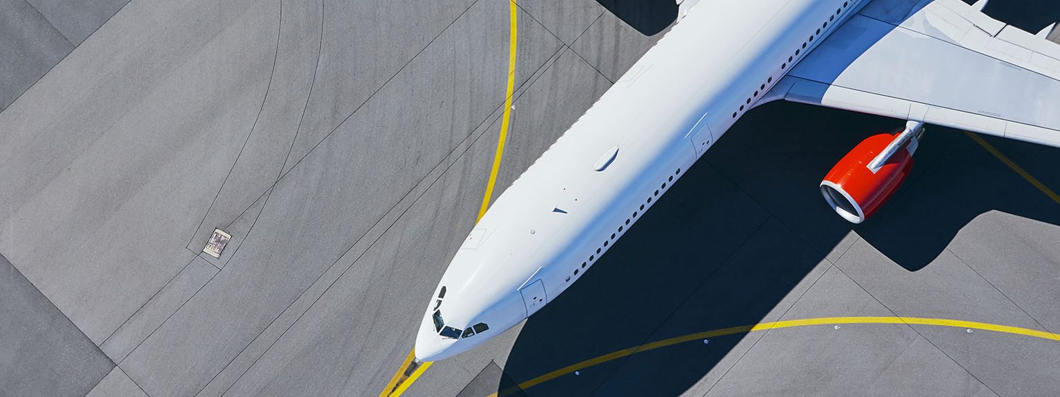 en flygvy över ett flygplan som sitter på toppen av en flygplatsbana