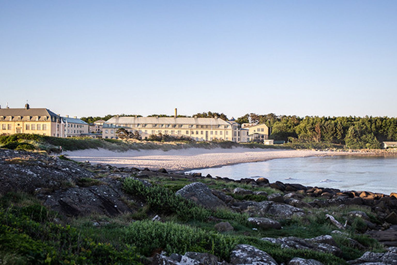 en stor bygning sidder på kysten af en stor vandmasse