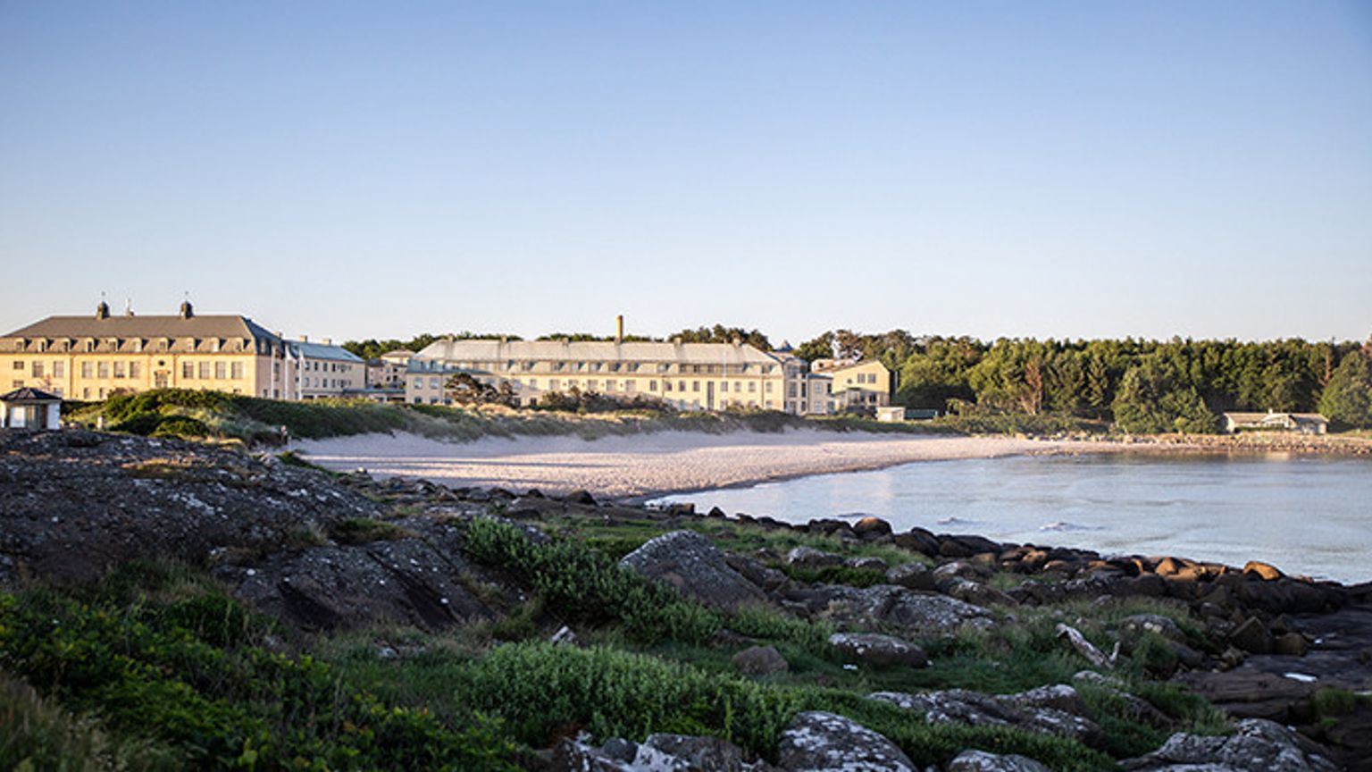 en stor bygning sidder på kysten af en stor vandmasse
