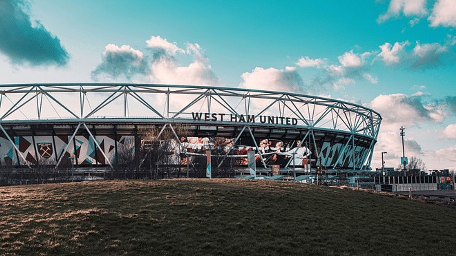 en stor stadion med graffiti på sidan av den