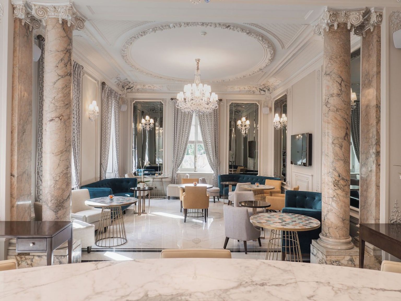 Villa Genesis, Franska rivieran