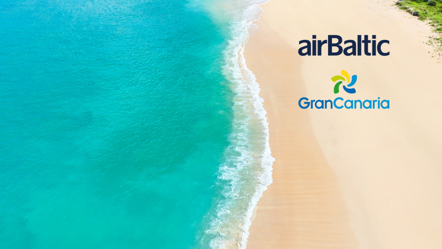 Flygfoto av en strand med turkost vatten och gyllene sand, med airBaltic och GranCanaria-logotyperna.