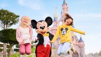 to barn hopper i luften med mickey mouse foran et slott