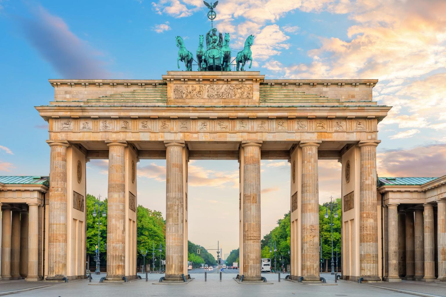 berlinporten er en meget stor bygning med søjler og statuer på toppen af den.