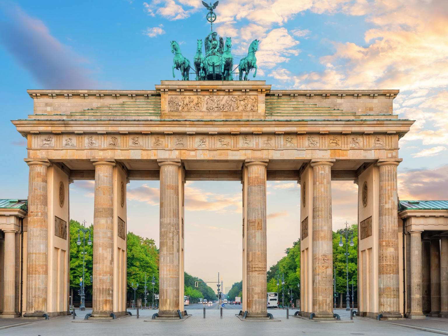 berlinporten er en veldig stor bygning med kolonner og statuer på toppen av den.
