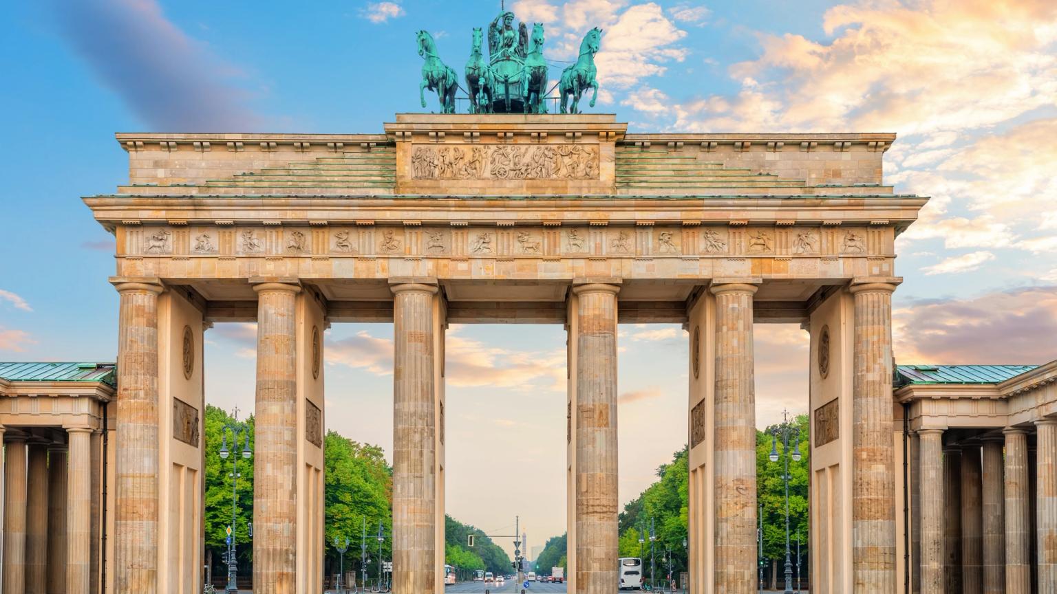 berlinporten er en meget stor bygning med søjler og statuer på toppen af den.