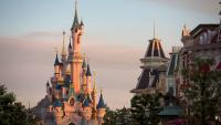 das Schloss ist umgeben von Gebäuden und Bäumen in Disneyland