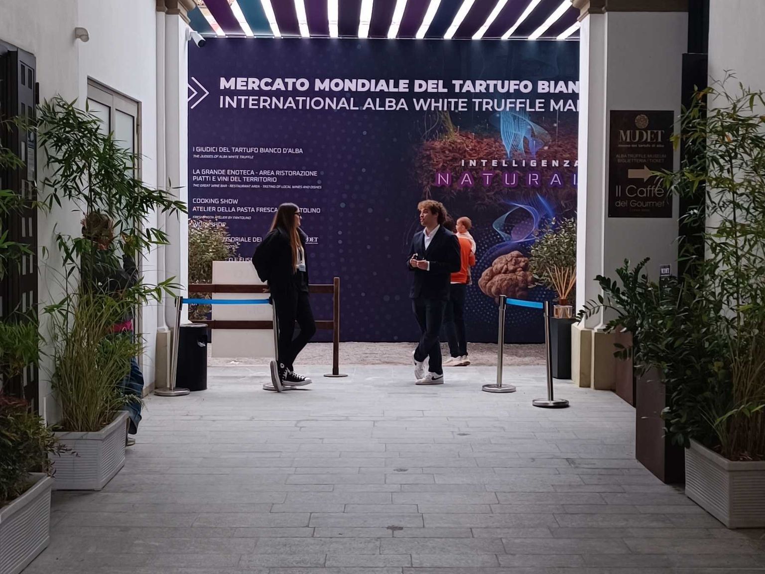 en skylt som säger 'mercato mondiale del tartufo bianco' på det