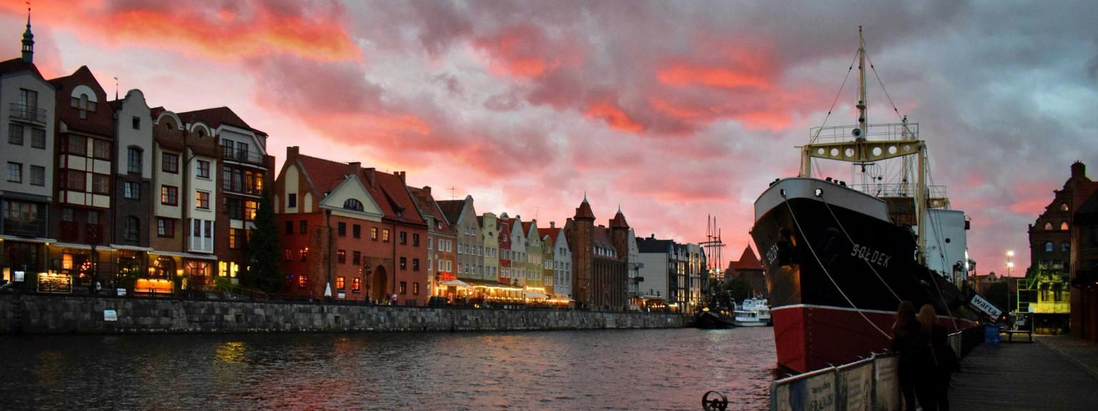 en båd er docket i en havn ved solnedgang