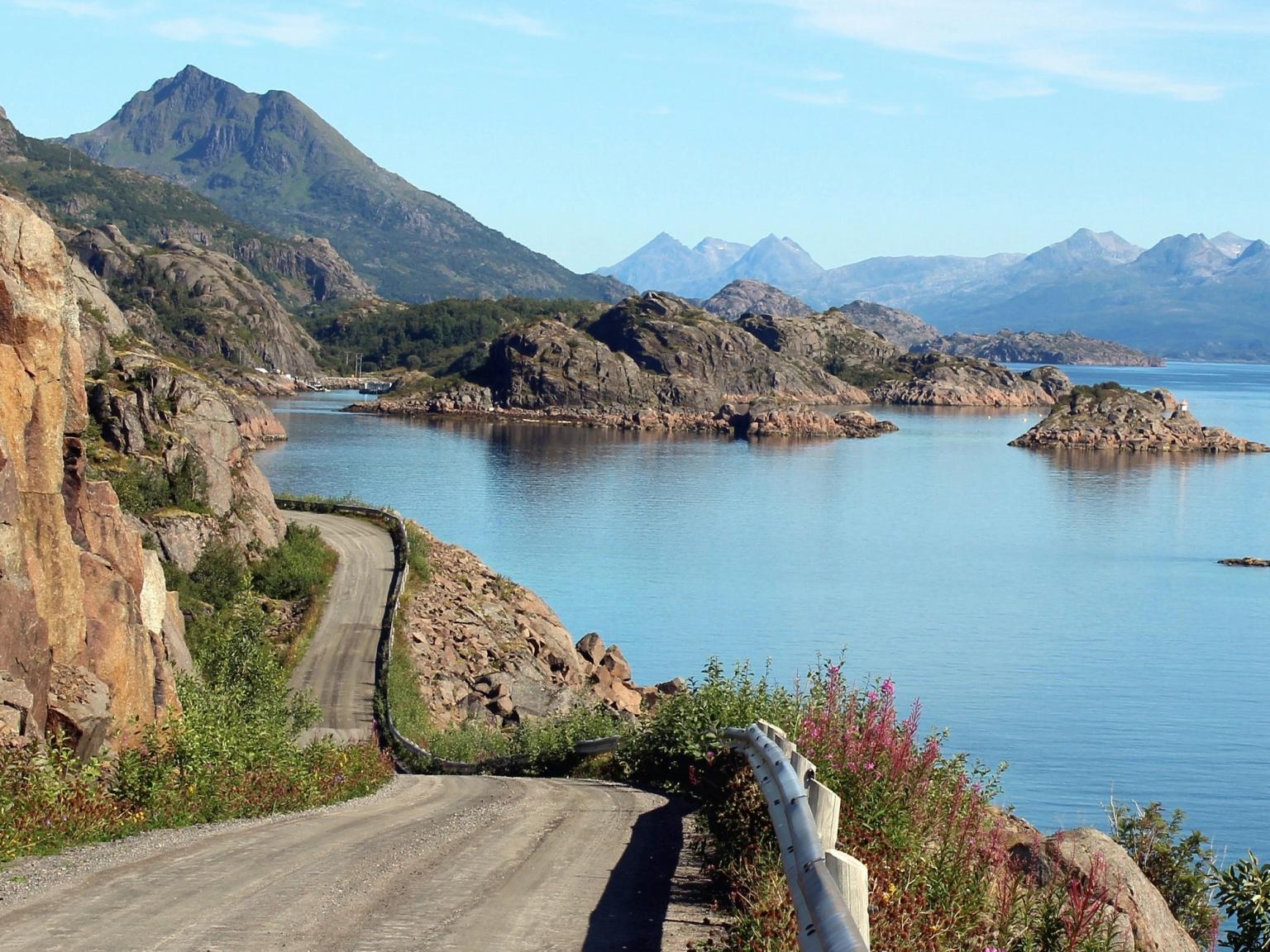 droga gruntowa prowadząca do jeziora z górami w tle