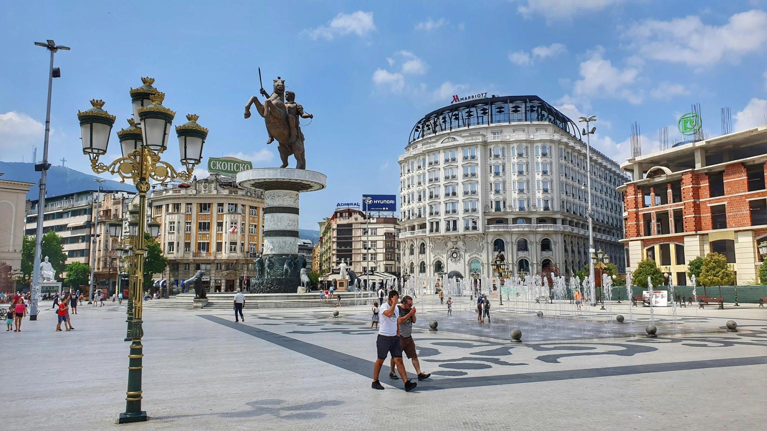 det finns en staty av en man på en häst i mitten av torget