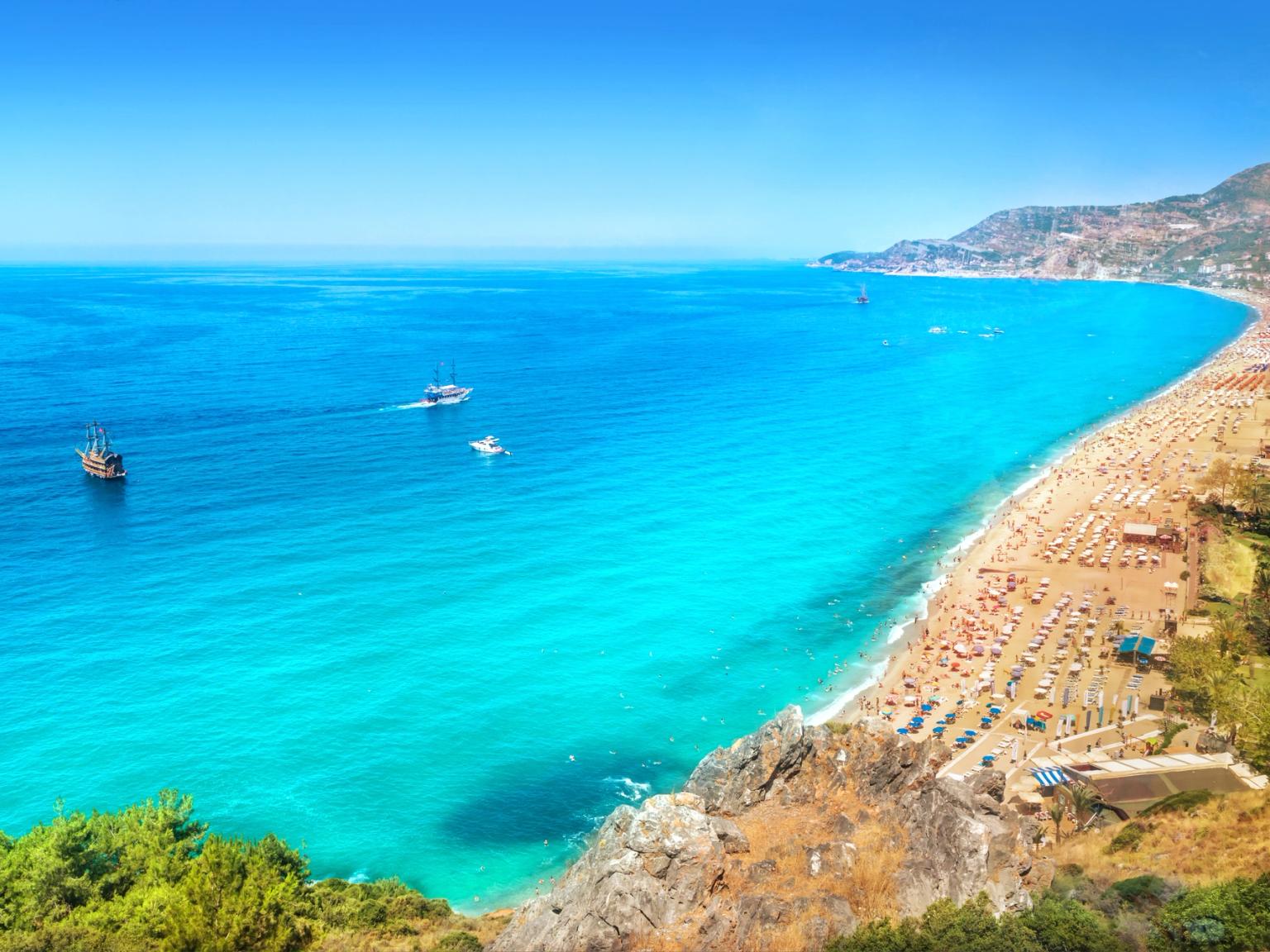 en flygvy över en strand med en båt i vattnet