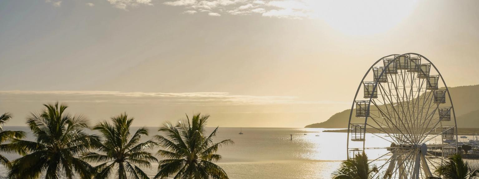 det er et pariserhjul i midten av havet