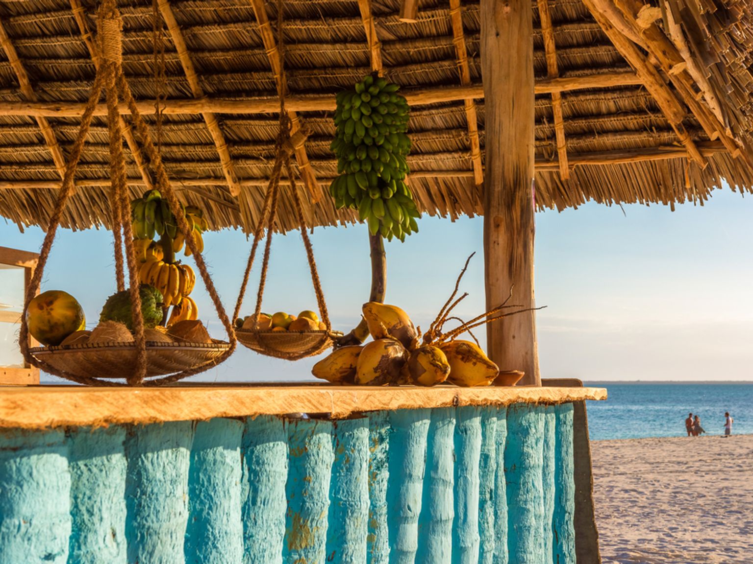 ett fruktstånd på en strand med ett halmtak, Nungwi, Zanzibar