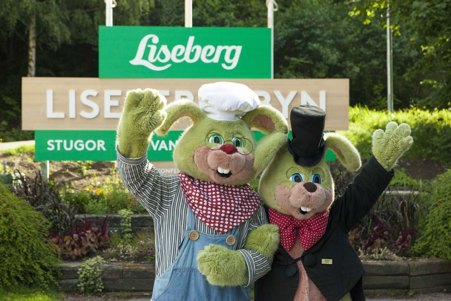 para pluszowych zwierząt stoi obok siebie przed znakiem