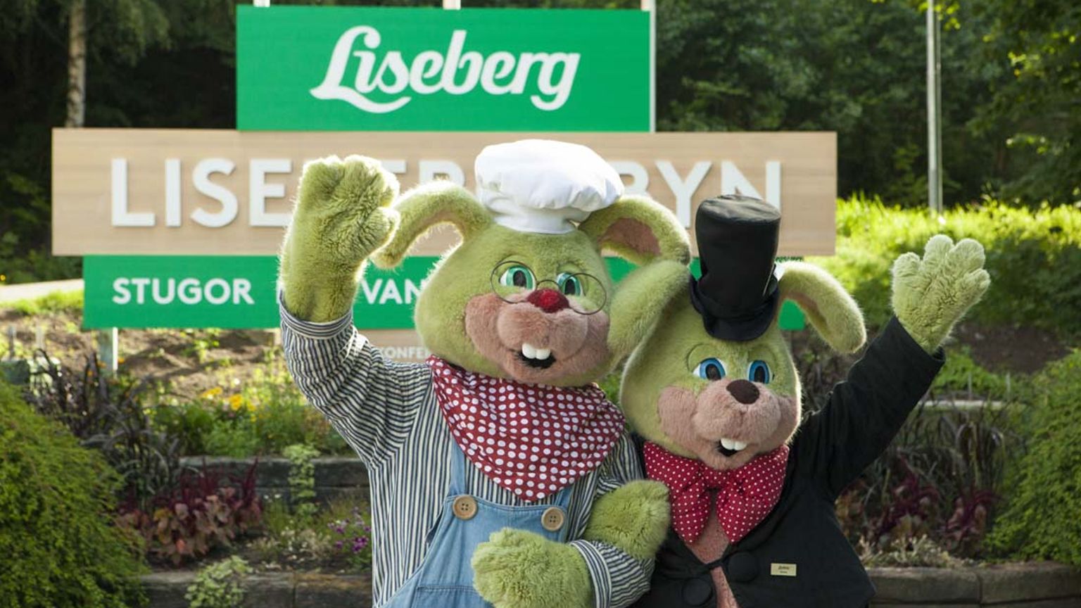 para pluszowych zwierząt stoi obok siebie przed znakiem