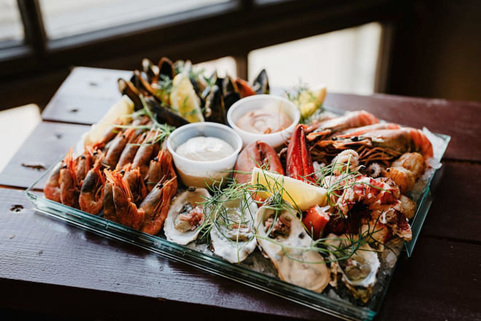 merenelävätarjotin istuu puupöydällä