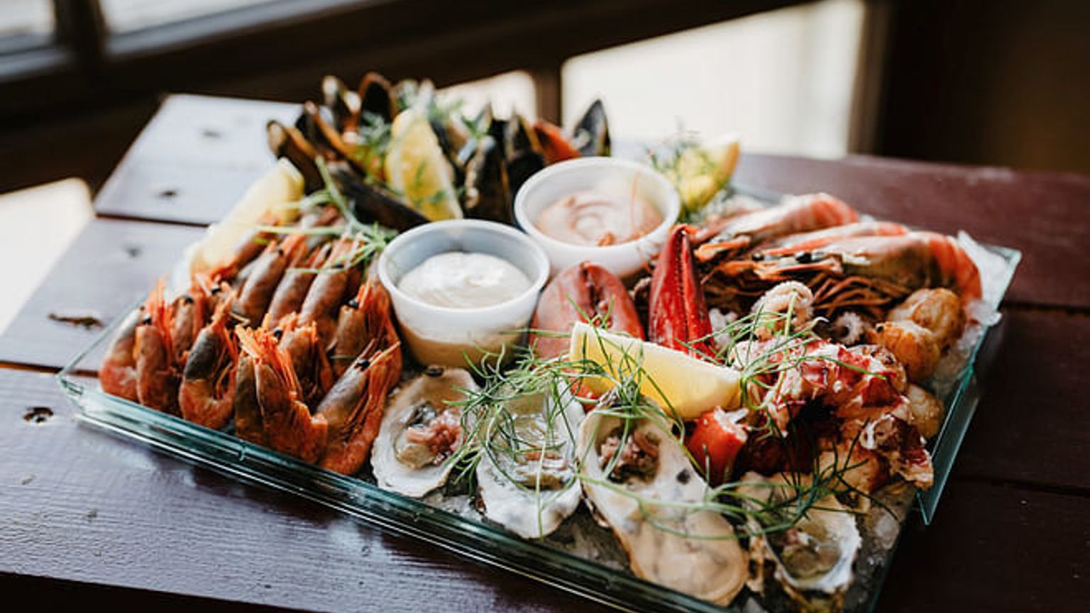 merenelävätarjotin istuu puupöydällä