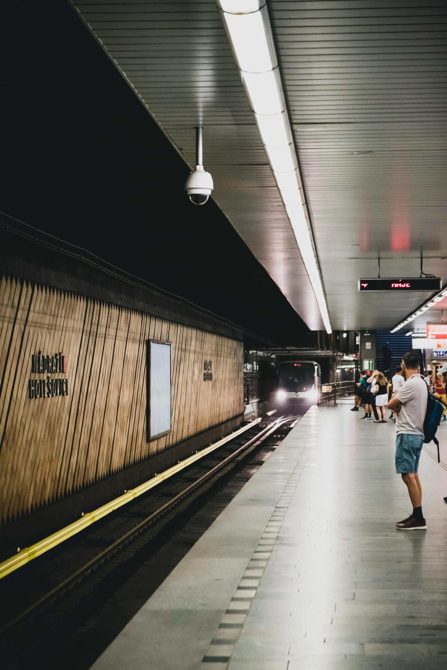 folk som venter på et tog på en t-banestasjon