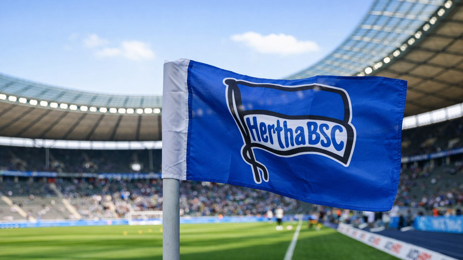 Una bandera azul de Hertha BSC en un poste de esquina en un estadio.