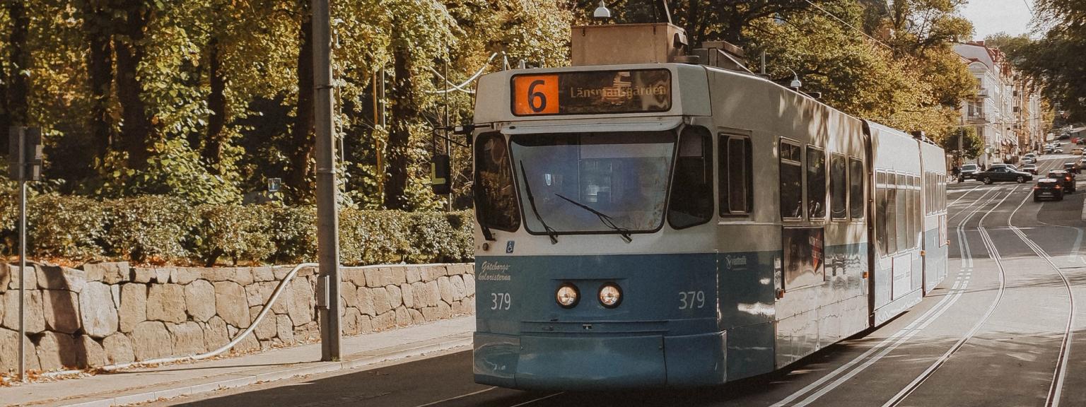 en spårvagn med nummer 6 på framsidan av den