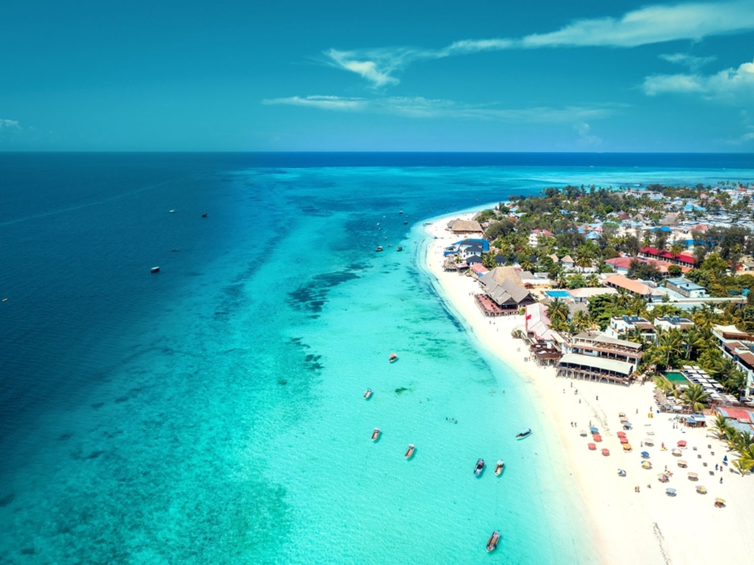 en flygvy av en tropisk strand med båtar i vattnet, Nungwi, Zanzibar