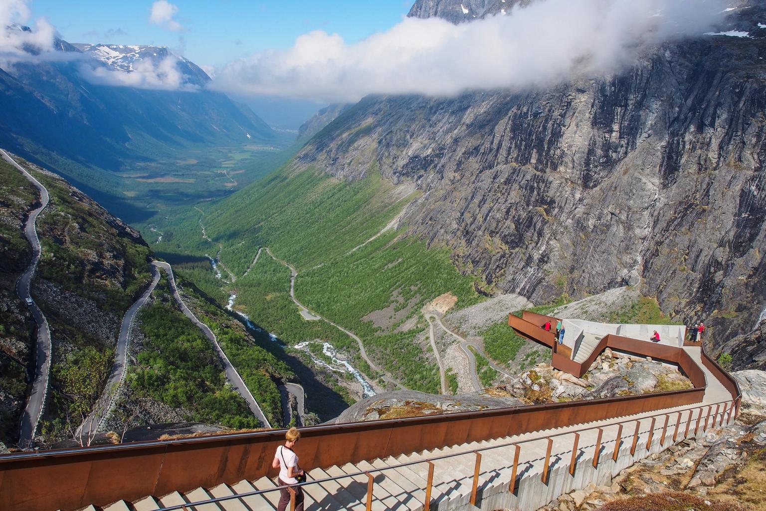 en kvinne går ned en trapp i fjellene