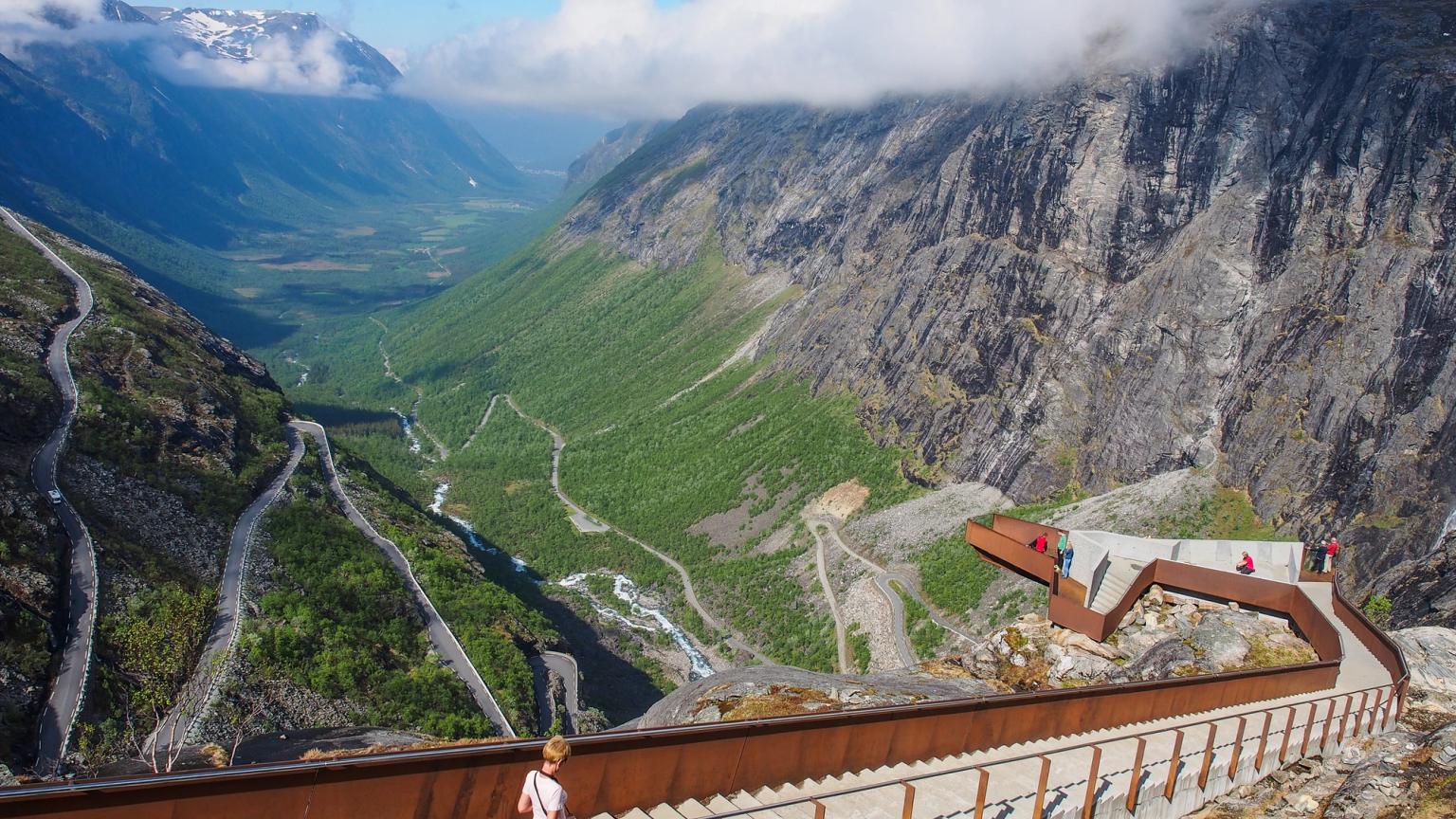 en kvinne går ned en trapp i fjellene
