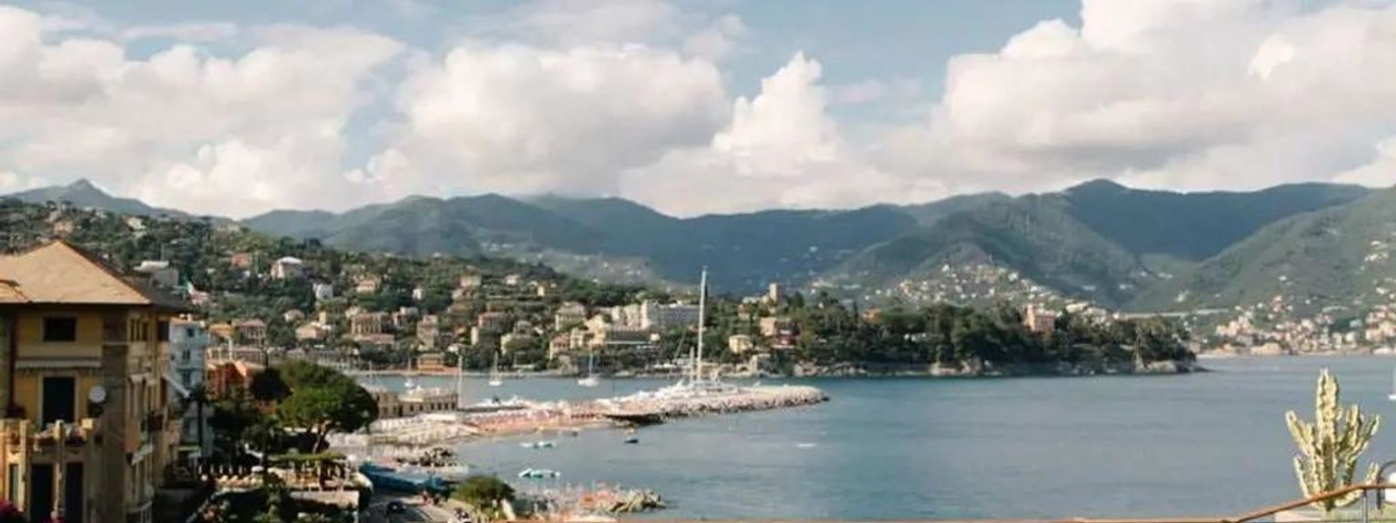 en kvinna i bikini och hatt står i en swimmingpool med utsikt över havet, Hotel Regina Elena