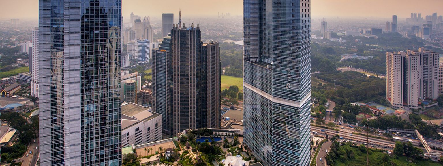en flygvy över en stad med många höga byggnader, Jakarta - Indonesien