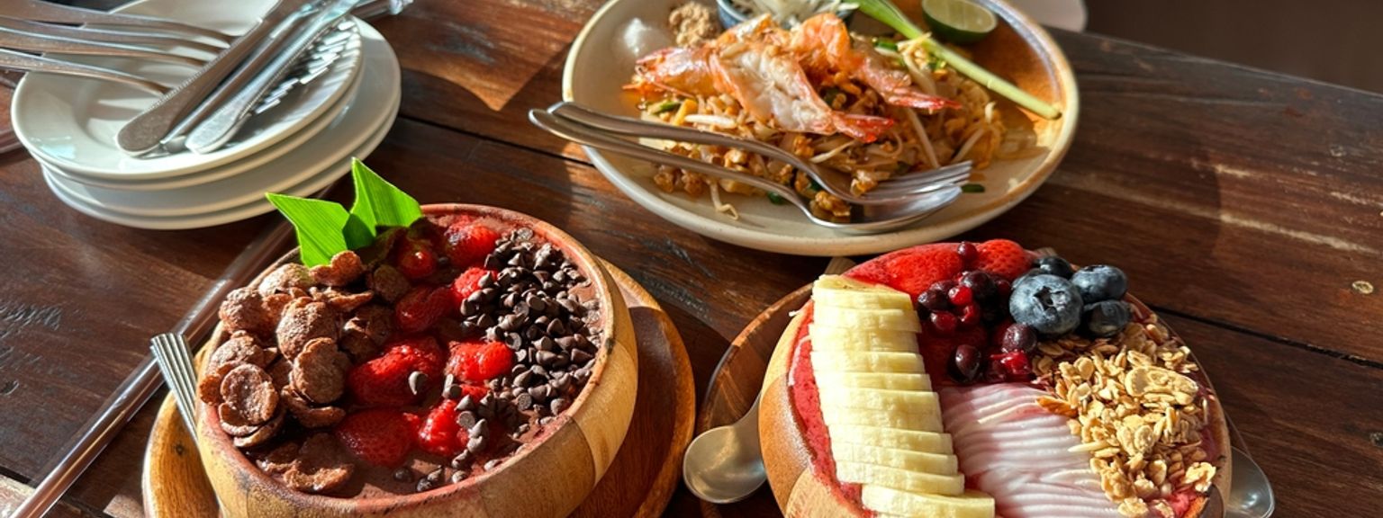 twee kommen met eten staan op een houten tafel