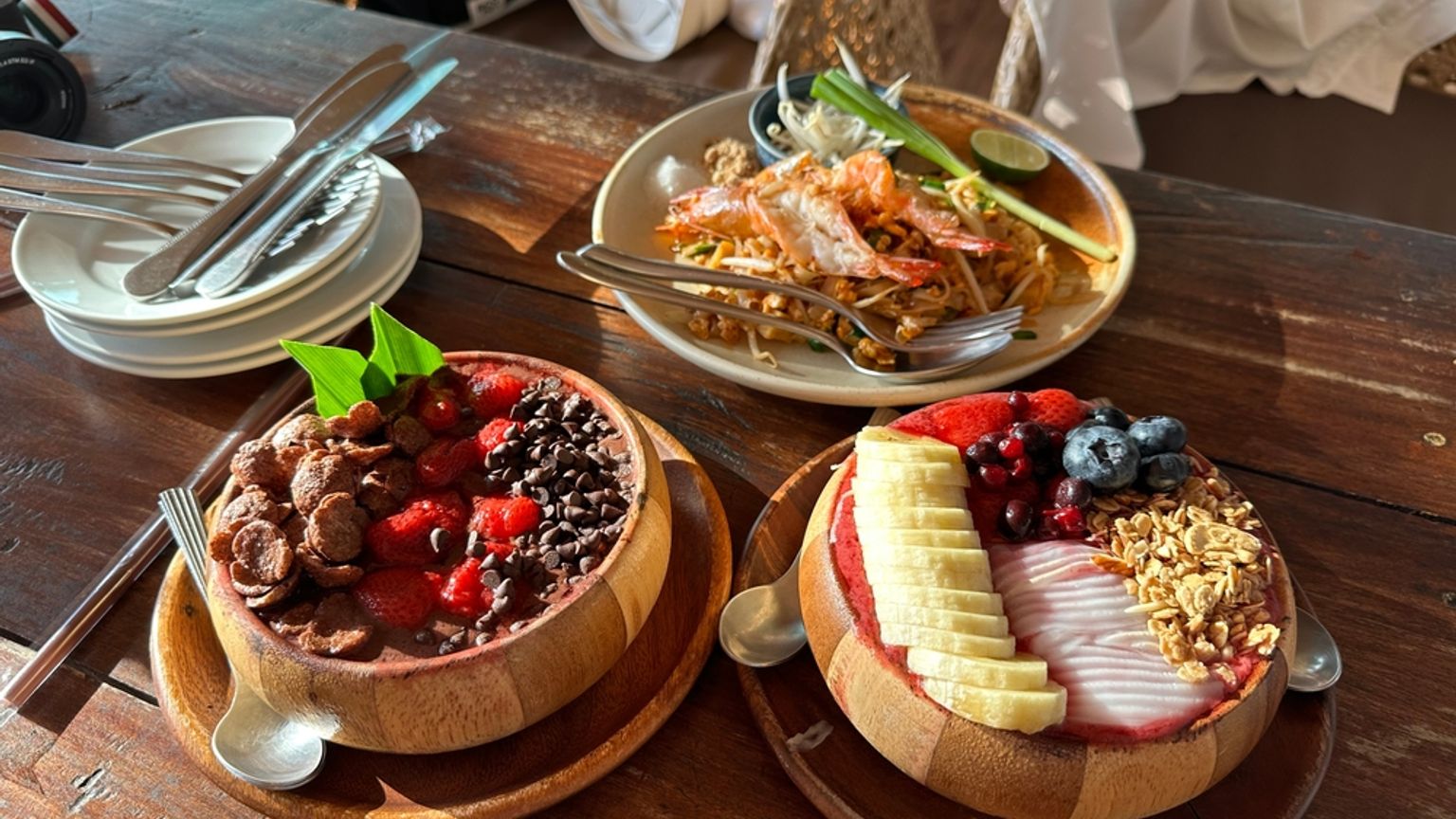 två skålar med mat står på ett träbord