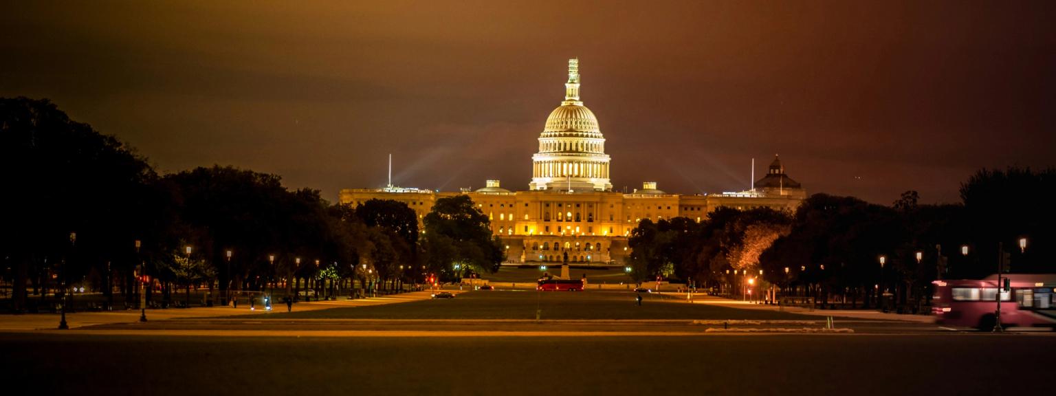 USA's Capitol-bygning klart oplyst om natten. Washington