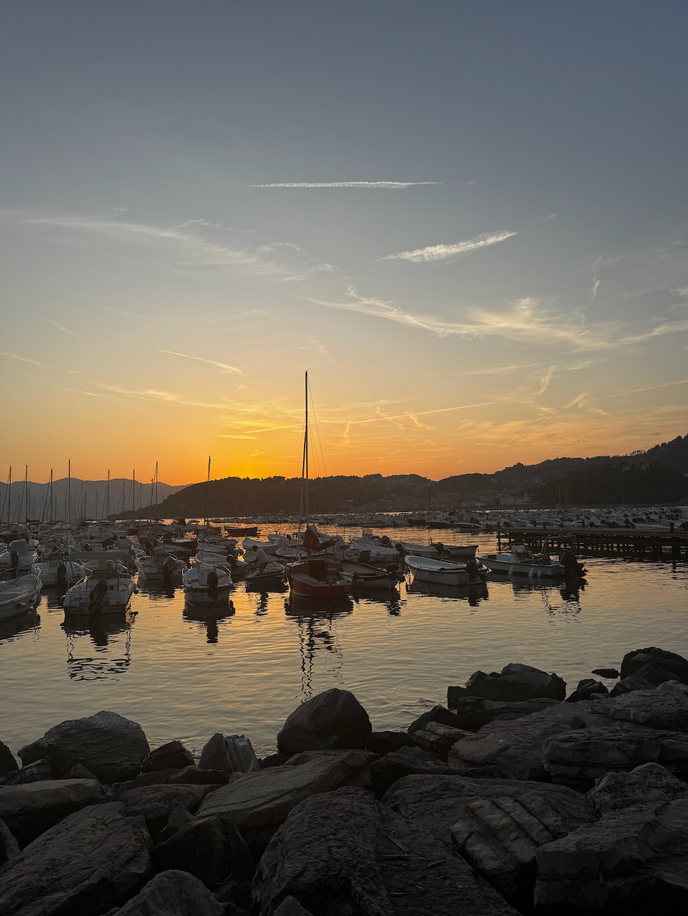 båtar är förtöjda i en hamn vid solnedgången