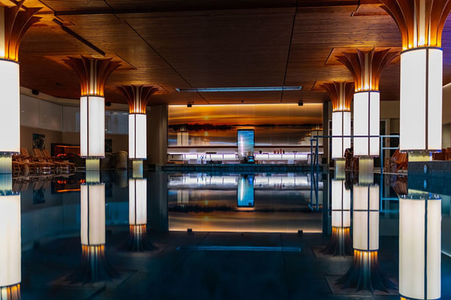 huoneen keskellä on suuri uima-allas