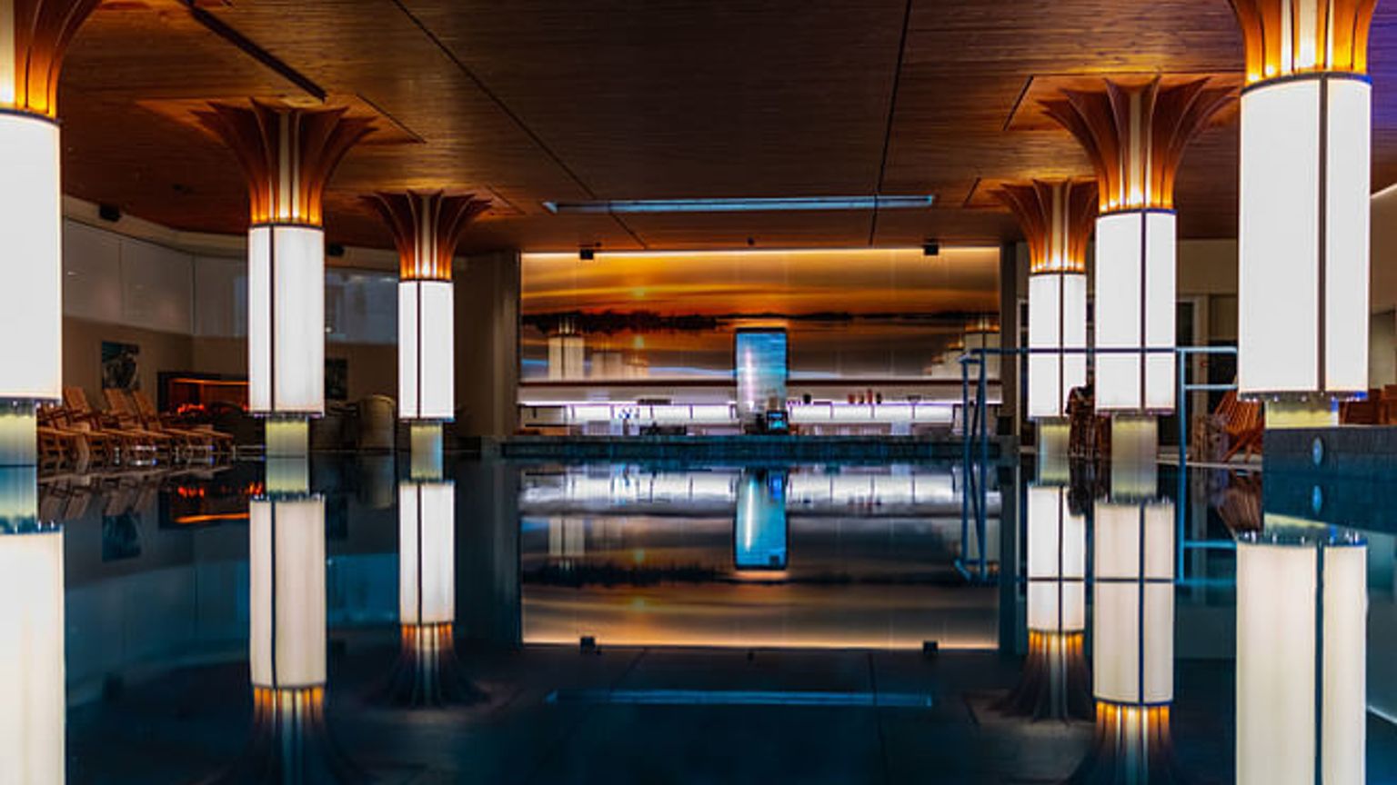 huoneen keskellä on suuri uima-allas