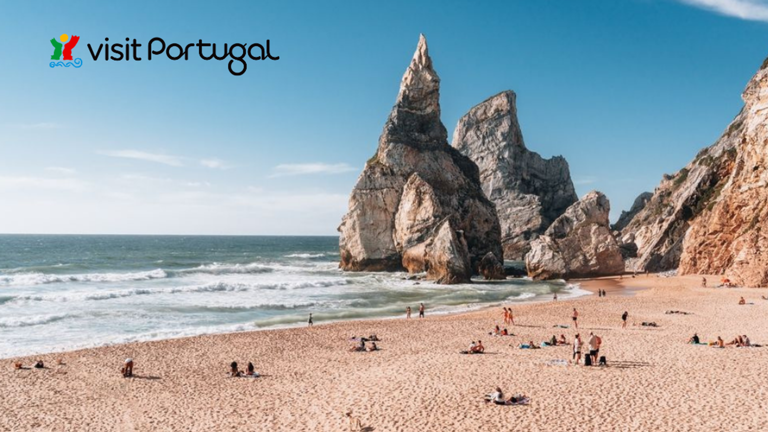 Scenisk strand med havsstackar, människor, havsvågor och logotypen ”visit Portugal”.
