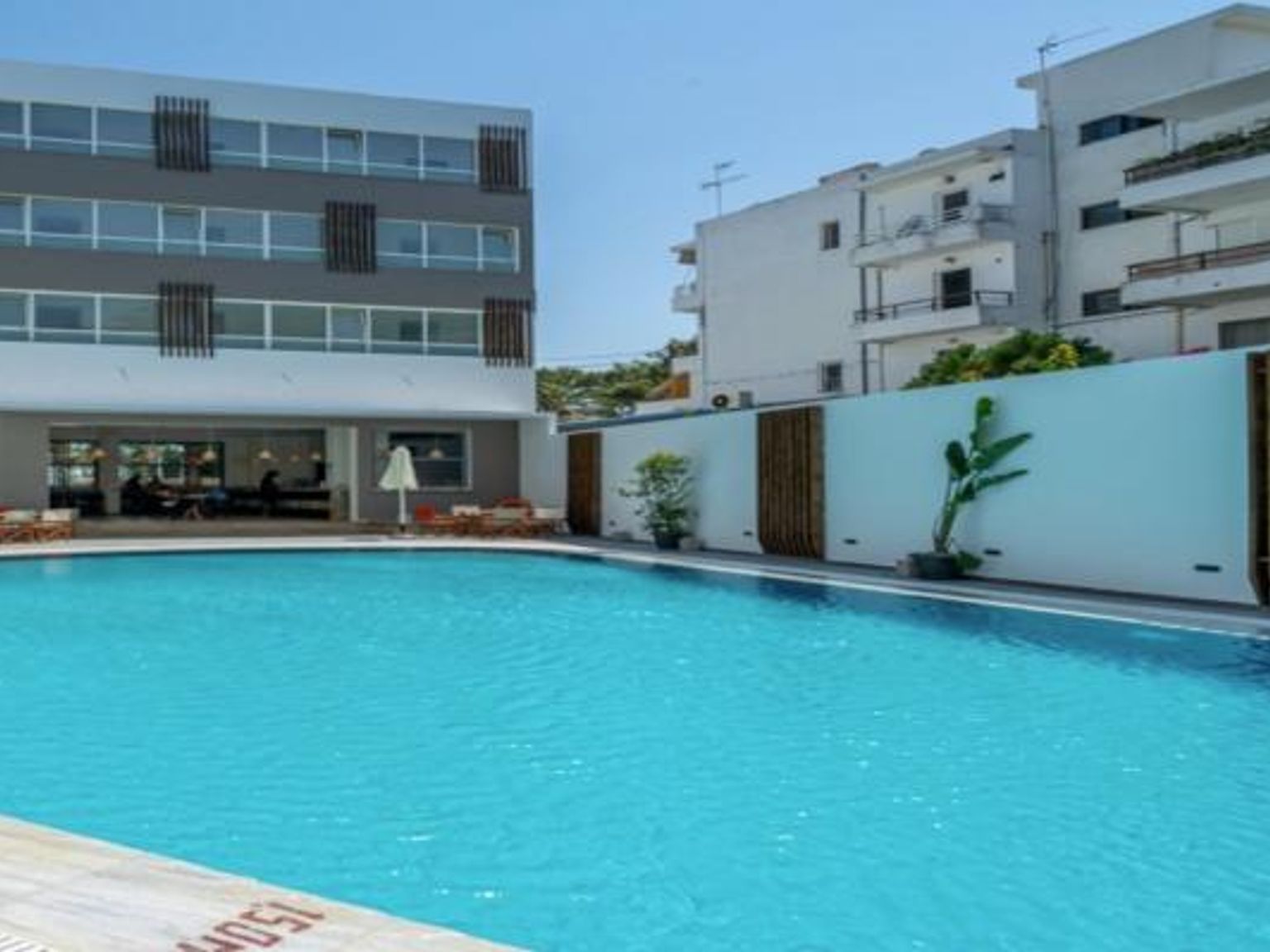 det finns en stor simbassäng framför en byggnad