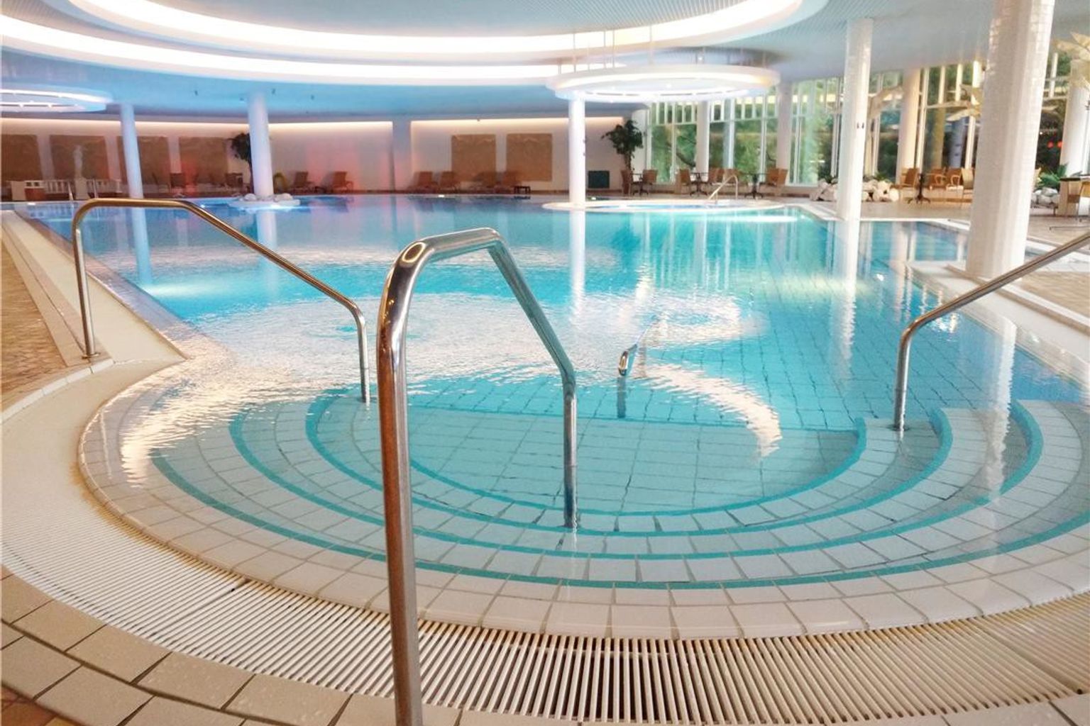 suuri sisäuima-allas, johon johtavat portaat