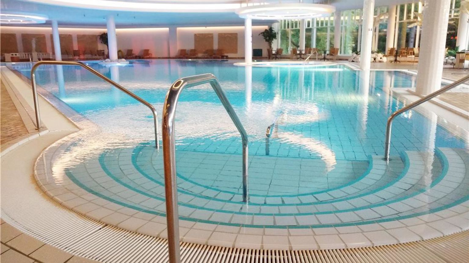 suuri sisäuima-allas, johon johtavat portaat